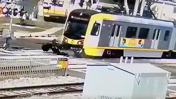 ವೇಗವಾಗಿ ಚಲಿಸುತ್ತಿದ್ದ ರೈಲಿಗೆ ಸಿಕ್ಕಿ ಪುಡಿಪುಡಿಯಾದ ಬಿ‍ಎಂ‍‍ಡಬ್ಲ್ಯು