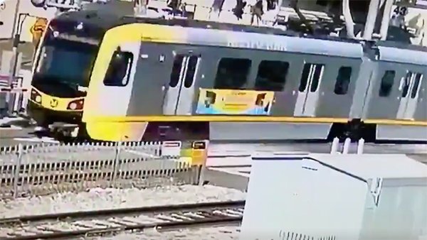 ವೇಗವಾಗಿ ಚಲಿಸುತ್ತಿದ್ದ ರೈಲಿಗೆ ಸಿಕ್ಕಿ ಪುಡಿಪುಡಿಯಾದ ಬಿ‍ಎಂ‍‍ಡಬ್ಲ್ಯು