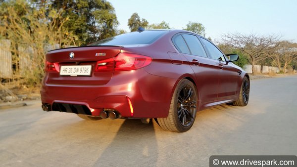 ರಸ್ತೆ ಬದಿ ಕಾರು ನಿಲ್ಲಿಸಿ ಮೂತ್ರ ವಿಸರ್ಜಿಸುವ ಕಾರು ಮಾಲೀಕರೇ ಎಚ್ಚರ