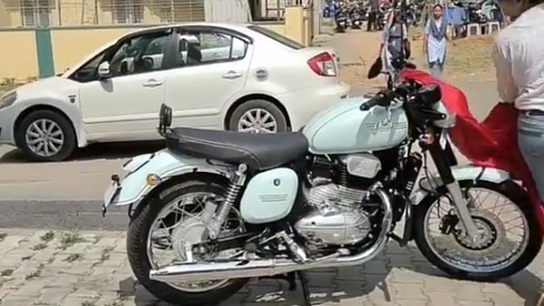 ನೆಚ್ಚಿನ ಜಾವಾ ಬೈಕ್ ಪಡೆದ ಖುಷಿಯಲ್ಲಿ ಕುಣಿದು ಕುಪ್ಪಳಿಸಿದ ಮಹಿಳೆ..!