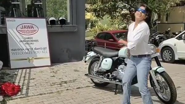 ನೆಚ್ಚಿನ ಜಾವಾ ಬೈಕ್ ಪಡೆದ ಖುಷಿಯಲ್ಲಿ ಕುಣಿದು ಕುಪ್ಪಳಿಸಿದ ಮಹಿಳೆ..!
