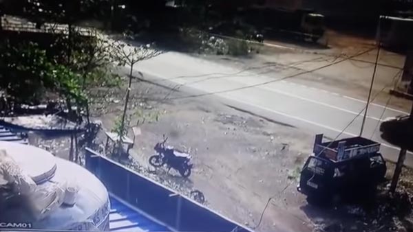 ರಾಂಗ್ ಸೈಡಿನಲ್ಲಿ ನುಗ್ಗಿ ಮಿನಿ ಟ್ರಕ್ಕಿಗೆ ಗುದ್ದಿದ ಫೋರ್ಡ್ ಮಸ್ಟಾಂಗ್