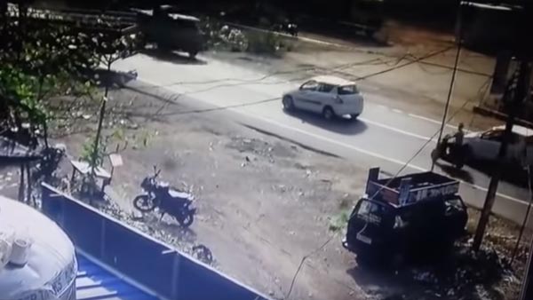 ರಾಂಗ್ ಸೈಡಿನಲ್ಲಿ ನುಗ್ಗಿ ಮಿನಿ ಟ್ರಕ್ಕಿಗೆ ಗುದ್ದಿದ ಫೋರ್ಡ್ ಮಸ್ಟಾಂಗ್