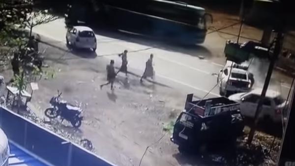 ರಾಂಗ್ ಸೈಡಿನಲ್ಲಿ ನುಗ್ಗಿ ಮಿನಿ ಟ್ರಕ್ಕಿಗೆ ಗುದ್ದಿದ ಫೋರ್ಡ್ ಮಸ್ಟಾಂಗ್