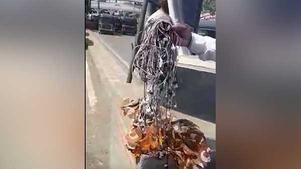 ಹೆಡ್‍‍ಫೋನ್‍ ಬಳಸುತ್ತಿದ್ದ ಆಟೋ ಚಾಲಕರಿಗೆ ಶಾಕ್ ಕೊಟ್ಟ ಟ್ರಾಫಿಕ್ ಪೊಲೀಸರು..!