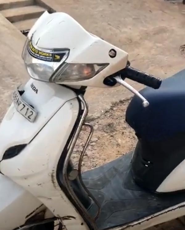 ಸ್ಕೂಟರ್ ಹೆಡ್‌ಲ್ಯಾಂಪ್‌ನಲ್ಲಿದ್ದ ಹಾವು ಹೊರಬಂದಿದ್ದು ಹೇಗೆ ಗೊತ್ತಾ?