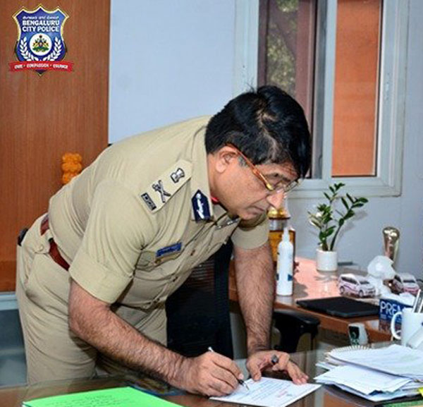 ಲಾಕ್‌ಡೌನ್ ನಡುವೆಯೂ ಮಾನವೀಯತೆ ಮೆರೆದ ಬೆಂಗಳೂರು ಪೊಲೀಸ್