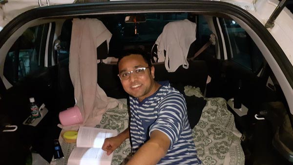 ಕರೋನಾ ಕಾರಣಕ್ಕೆ ಕಾರಿನಲ್ಲೇ ತಂಗುತ್ತಿರುವ ವೈದ್ಯ..! 