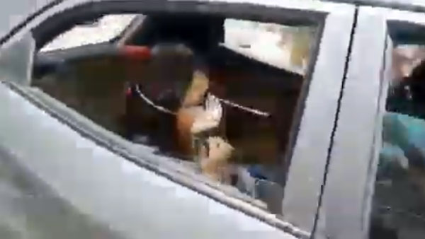 ಲಾಕ್‌ಡೌನ್ ಎಫೆಕ್ಟ್: ನಡುರಸ್ತೆಯಲ್ಲಿ ರಂಪಾಟ ಮಾಡಿದ ಯುವತಿ