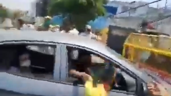 ಲಾಕ್‌ಡೌನ್ ಎಫೆಕ್ಟ್: ನಡುರಸ್ತೆಯಲ್ಲಿ ರಂಪಾಟ ಮಾಡಿದ ಯುವತಿ