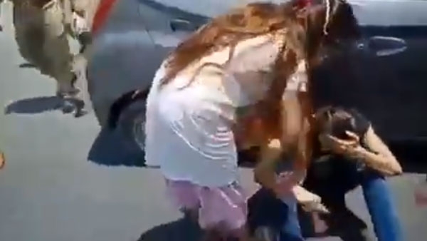 ಲಾಕ್‌ಡೌನ್ ಎಫೆಕ್ಟ್: ನಡುರಸ್ತೆಯಲ್ಲಿ ರಂಪಾಟ ಮಾಡಿದ ಯುವತಿ