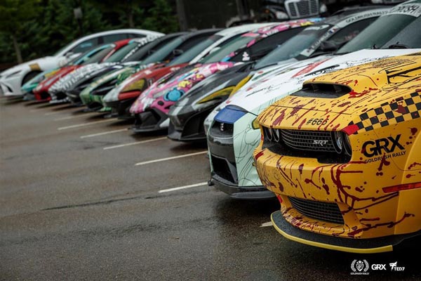 ರಸ್ತೆ ಅಪಘಾತದಲ್ಲಿ ನಜ್ಜುಗುಜ್ಜಾದ ಪೋರ್ಷೆ ಕಾರು