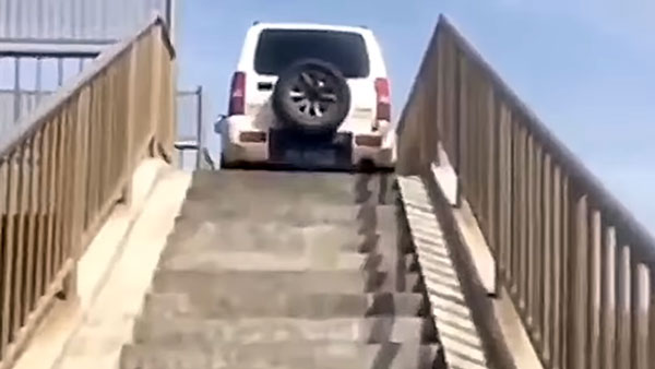 ಪಾದಚಾರಿ ಮೇಲ್ಸೇತುವೆ ಮೇಲೆ ದುಸ್ಸಾಹಸಕ್ಕೆ ಕೈಹಾಕಿದ ಚಾಲಕ