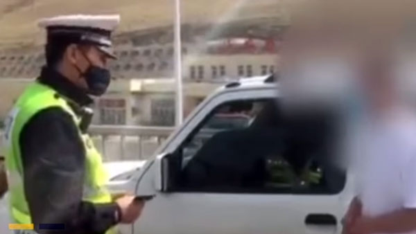 ಪಾದಚಾರಿ ಮೇಲ್ಸೇತುವೆ ಮೇಲೆ ದುಸ್ಸಾಹಸಕ್ಕೆ ಕೈಹಾಕಿದ ಚಾಲಕ