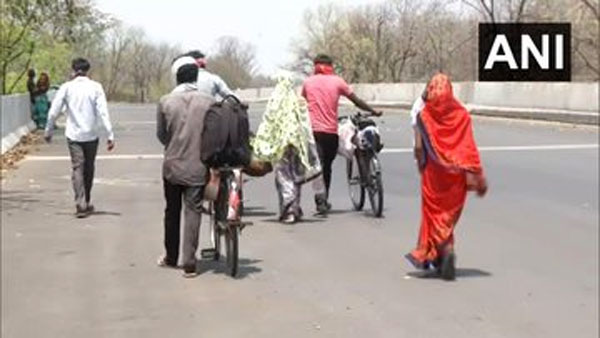 ಲಾಕ್‌ಡೌನ್ ಎಫೆಕ್ಟ್: ಸೈಕಲ್‌ನಲ್ಲೇ ಊರು ಸೇರುತ್ತಿರುವ ಕಾರ್ಮಿಕರು