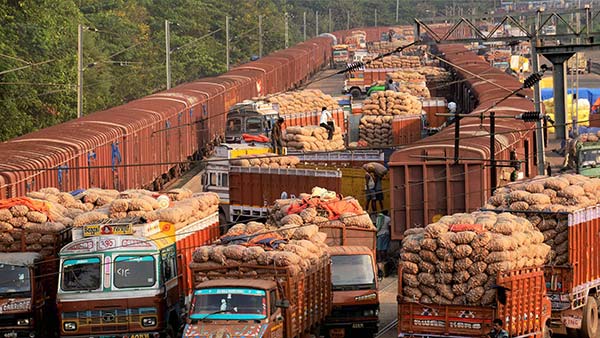 ಲಾಕ್‌ಡೌನ್ ಎಫೆಕ್ಟ್: ಮನೆ ತಲುಪಲು ಈರುಳ್ಳಿ ವ್ಯಾಪಾರಿಯಾದ ಭೂಪ..!