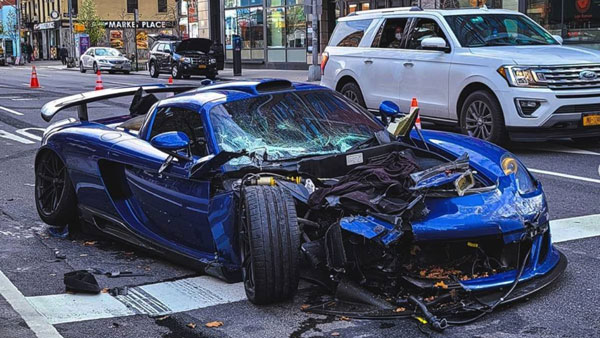 ರಸ್ತೆ ಅಪಘಾತದಲ್ಲಿ ನಜ್ಜುಗುಜ್ಜಾದ ಪೋರ್ಷೆ ಕಾರು