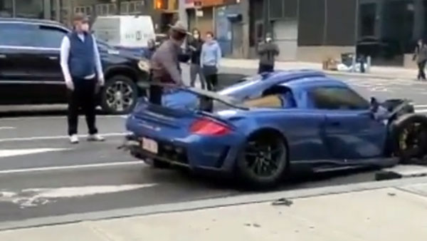 ರಸ್ತೆ ಅಪಘಾತದಲ್ಲಿ ನಜ್ಜುಗುಜ್ಜಾದ ಪೋರ್ಷೆ ಕಾರು