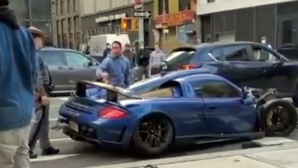 ರಸ್ತೆ ಅಪಘಾತದಲ್ಲಿ ನಜ್ಜುಗುಜ್ಜಾದ ಪೋರ್ಷೆ ಕಾರು