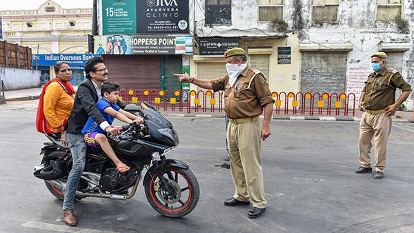 ಲಾಕ್‌ಡೌನ್ ಉಲ್ಲಂಘಿಸಿ ಹೊರಬಂದ ವಾಹನಗಳಿಗೆ ಬಿತ್ತು ಪೇಂಟ್..! 