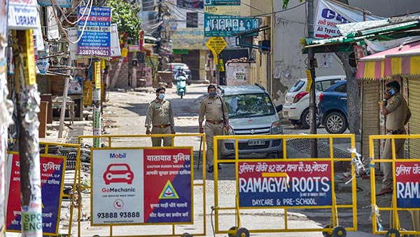 ಲಾಕ್‌ಡೌನ್ ಎಫೆಕ್ಟ್: ನಿಯಮ ಉಲ್ಲಂಘಿಸಿದ ಜಿಲ್ಲಾಧಿಕಾರಿ ಕಾರನ್ನೇ ತಡೆದ ಕಾನ್ಸ್‌ಸ್ಟೆಬಲ್..!