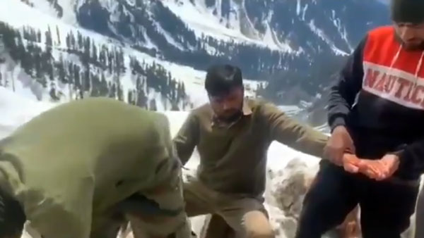 ಹಿಮಪಾತದಲ್ಲಿ ಸಿಕ್ಕಿಬಿದ್ದ ಉಪಜಿಲ್ಲಾಧಿಕಾರಿ ರಕ್ಷಣೆಗೆ ಧಾವಿಸಿದ ಭಾರತೀಯ ಸೇನೆ..!