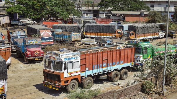 ಲಾಕ್ ಡೌನ್ ಎಫೆಕ್ಟ್- ಮಾರ್ಗ ಮಧ್ಯದಲ್ಲೇ ಉಳಿದ ಸಾವಿರಾರು ಕೋಟಿ ಮೌಲ್ಯದ ಹೊಸ ವಾಹನಗಳು