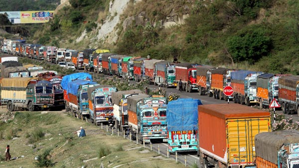 ಲಾಕ್ ಡೌನ್ ಎಫೆಕ್ಟ್- ಮಾರ್ಗ ಮಧ್ಯದಲ್ಲೇ ಉಳಿದ ಸಾವಿರಾರು ಕೋಟಿ ಮೌಲ್ಯದ ಹೊಸ ವಾಹನಗಳು