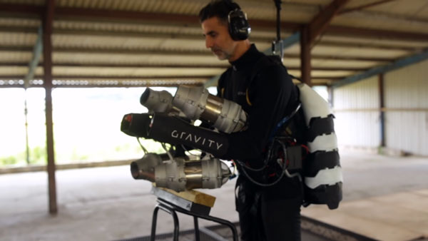 ಜೆಟ್ ಸೂಟ್ ಧರಿಸಿ ಗಾಳಿಯಲ್ಲಿ ಹಾರಾಡಿದ ಬಾಲಿವುಡ್ ಕಿಲಾಡಿ..!