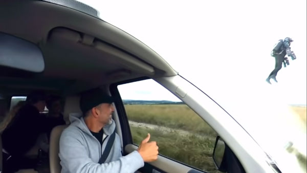 ಜೆಟ್ ಸೂಟ್ ಧರಿಸಿ ಗಾಳಿಯಲ್ಲಿ ಹಾರಾಡಿದ ಬಾಲಿವುಡ್ ಕಿಲಾಡಿ..!