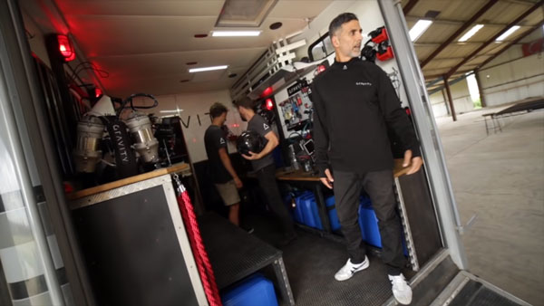 ಜೆಟ್ ಸೂಟ್ ಧರಿಸಿ ಗಾಳಿಯಲ್ಲಿ ಹಾರಾಡಿದ ಬಾಲಿವುಡ್ ಕಿಲಾಡಿ..!