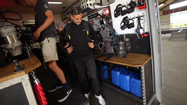 ಜೆಟ್ ಸೂಟ್ ಧರಿಸಿ ಗಾಳಿಯಲ್ಲಿ ಹಾರಾಡಿದ ಬಾಲಿವುಡ್ ಕಿಲಾಡಿ..!