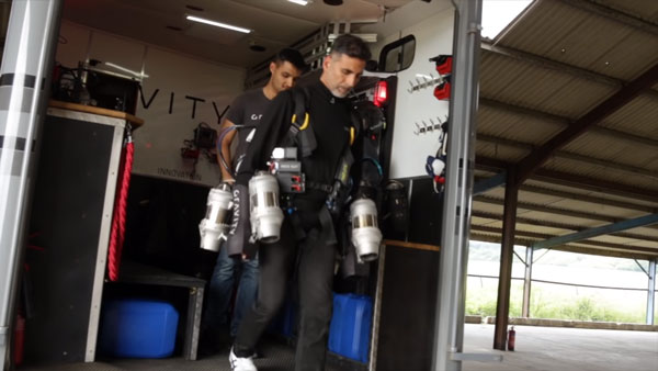 ಜೆಟ್ ಸೂಟ್ ಧರಿಸಿ ಗಾಳಿಯಲ್ಲಿ ಹಾರಾಡಿದ ಬಾಲಿವುಡ್ ಕಿಲಾಡಿ..!