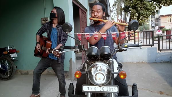 ಬುಲೆಟ್ ಸೈಲೆನ್ಸರ್ ಸೌಂಡಿನಂತೆ ಗಿಟಾರ್, ಕೊಳಲು ನುಡಿಸಿದ ಯುವಕರು