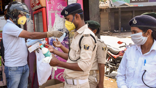 ಲಾಕ್‌ಡೌನ್ ಎಫೆಕ್ಟ್: ಮಗುವಿನ ಹುಟ್ಟುಹಬ್ಬಕ್ಕೆ ಸರ್‌ಪ್ರೈಸ್ ಗಿಫ್ಟ್ ನೀಡಿದ ಪೊಲೀಸರು..!