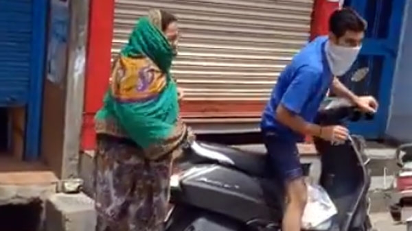 ಲಾಕ್‌ಡೌನ್ ಉಲ್ಲಂಘನೆ: ತಾಯಿ, ಮಗನ ಮೇಲೆ ವಿನೂತನ ಕ್ರಮ ಕೈಗೊಂಡ ಪೊಲೀಸರು..!