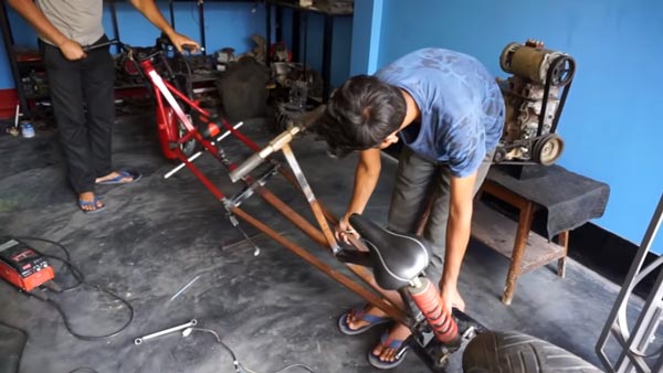 ಮಗಳಿಗಾಗಿ ಸಾಮಾಜಿಕ ಅಂತರದ ವಾಹನ ತಯಾರಿಸಿದ ಮೆಕಾನಿಕ್ ಮಗಳಿಗಾಗಿ ಸಾಮಾಜಿಕ ಅಂತರದ ವಾಹನ ತಯಾರಿಸಿದ ಮೆಕಾನಿಕ್