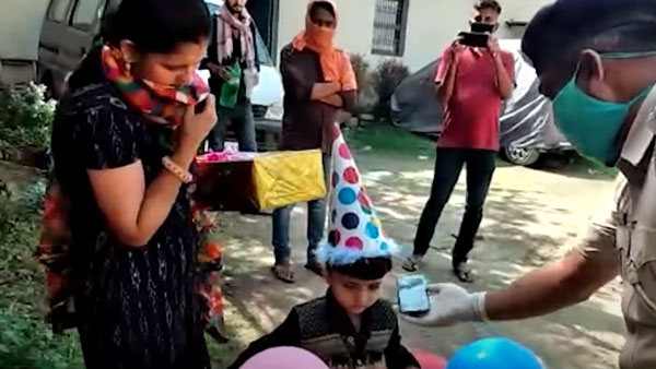 ಲಾಕ್‌ಡೌನ್ ಎಫೆಕ್ಟ್: ಮಗುವಿನ ಹುಟ್ಟುಹಬ್ಬಕ್ಕೆ ಸರ್‌ಪ್ರೈಸ್ ಗಿಫ್ಟ್ ನೀಡಿದ ಪೊಲೀಸರು..!