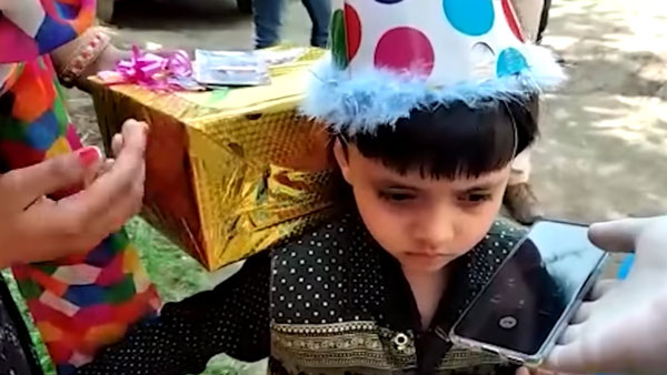 ಲಾಕ್‌ಡೌನ್ ಎಫೆಕ್ಟ್: ಮಗುವಿನ ಹುಟ್ಟುಹಬ್ಬಕ್ಕೆ ಸರ್‌ಪ್ರೈಸ್ ಗಿಫ್ಟ್ ನೀಡಿದ ಪೊಲೀಸರು..!