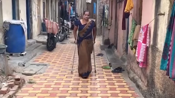 ಲಾಕ್ಡೌನ್ ಎಫೆಕ್ಟ್: ಮಗನನ್ನು ಕರೆತರಲು 1,400 ಕಿ.ಮೀ ಸ್ಕೂಟರ್ ಸವಾರಿ ಮಾಡಿದ ದಿವ್ಯಾಂಗ ಮಹಿಳೆ..! ಲಾಕ್ಡೌನ್ ಎಫೆಕ್ಟ್: ಮಗನನ್ನು ಕರೆತರಲು 1,400 ಕಿ.ಮೀ ಸ್ಕೂಟರ್ ಸವಾರಿ ಮಾಡಿದ ದಿವ್ಯಾಂಗ ಮಹಿಳೆ..!