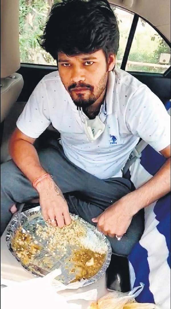 ಗ್ರಾಮಸ್ಥರ ಅಜ್ಞಾನಕ್ಕೆ ಬೆಲೆ ತೆತ್ತು ಕಾರಿನಲ್ಲೇ ಉಳಿದ ಯುವಕ