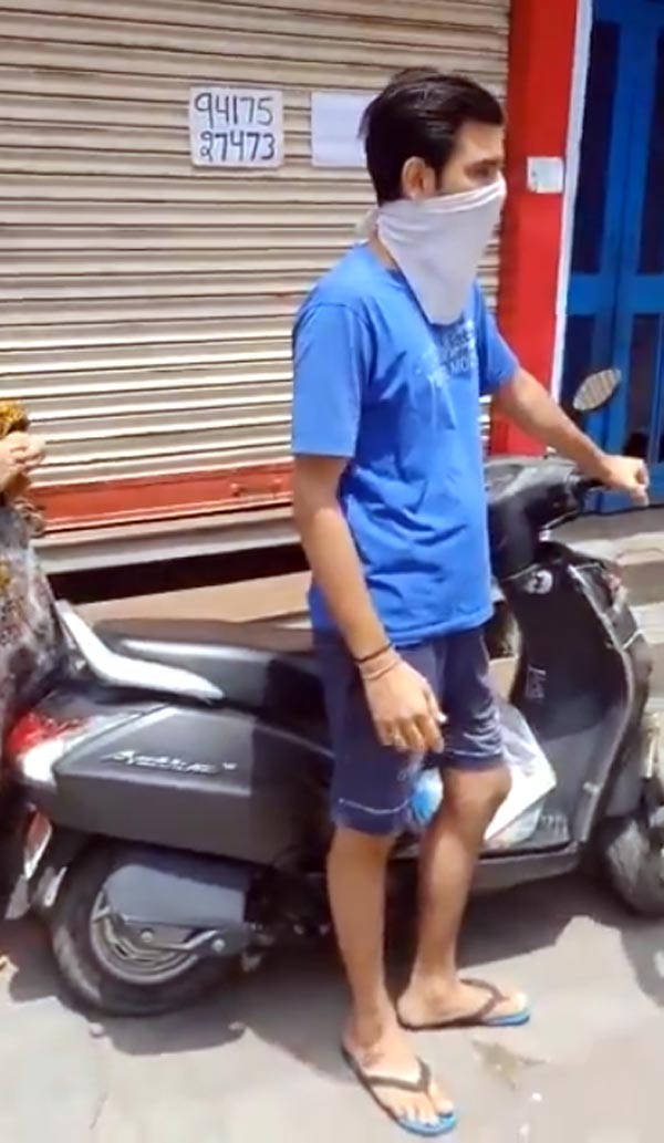 ಲಾಕ್‌ಡೌನ್ ಉಲ್ಲಂಘನೆ: ತಾಯಿ, ಮಗನ ಮೇಲೆ ವಿನೂತನ ಕ್ರಮ ಕೈಗೊಂಡ ಪೊಲೀಸರು..!