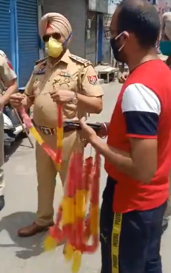 ಲಾಕ್‌ಡೌನ್ ಉಲ್ಲಂಘನೆ: ತಾಯಿ, ಮಗನ ಮೇಲೆ ವಿನೂತನ ಕ್ರಮ ಕೈಗೊಂಡ ಪೊಲೀಸರು..!