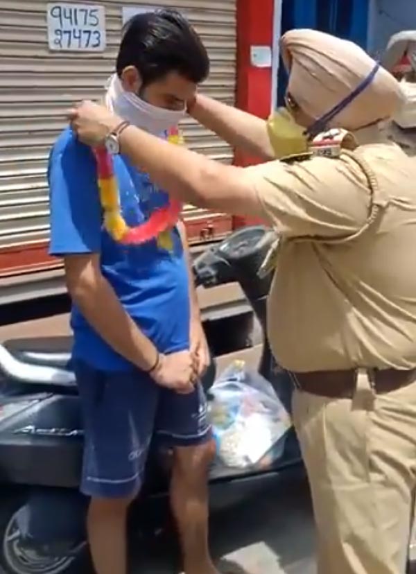 ಲಾಕ್‌ಡೌನ್ ಉಲ್ಲಂಘನೆ: ತಾಯಿ, ಮಗನ ಮೇಲೆ ವಿನೂತನ ಕ್ರಮ ಕೈಗೊಂಡ ಪೊಲೀಸರು..!