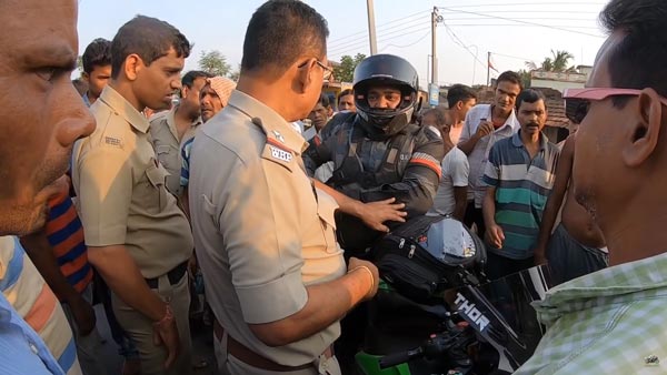 ಬೈಕ್ ಸವಾರನಿಂದ ಅಸು ನೀಗಿದ ಮೇಕೆ, ರೊಚ್ಚಿಗೆದ್ದ ಗ್ರಾಮಸ್ಥರು