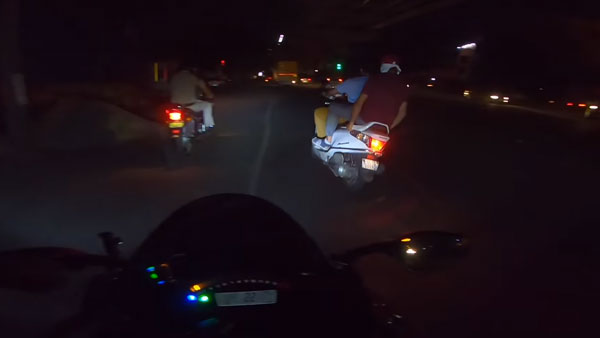 ಕುಡಿದ ಮತ್ತಿನಲ್ಲಿ ಸೂಪರ್ ಬೈಕ್ ಸವಾರನಿಗೆ ಸವಾಲೊಡ್ಡಿದ ಸ್ಕೂಟರ್ ಸವಾರ