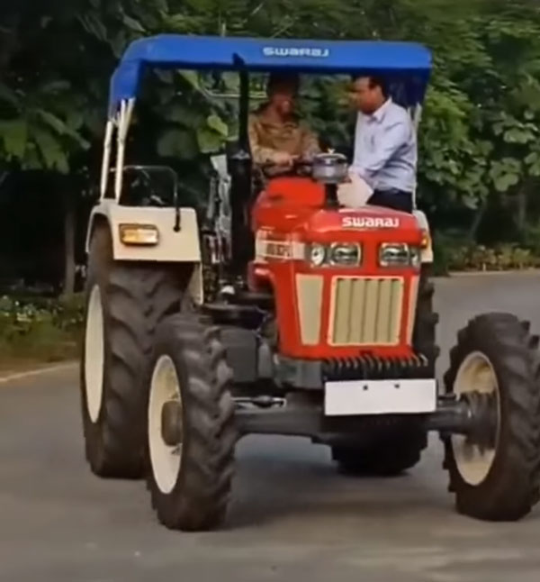 ಲಾಕ್‌ಡೌನ್ ಎಫೆಕ್ಟ್: ಹೊಸ ವಾಹನದಲ್ಲಿ ಕಾಣಿಸಿಕೊಂಡ ಎಂಎಸ್ ಧೋನಿ