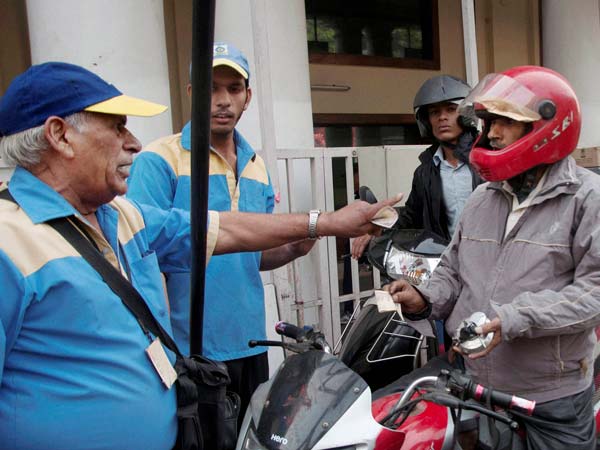 ಕರೋನಾ ವೈರಸ್ ಎಫೆಕ್ಟ್: ಪಾಕಿಸ್ತಾನದಲ್ಲಿ ಈಗ ಪೆಟ್ರೋಲ್‌ಗೂ ಬರ