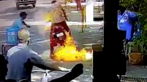 ಸ್ಯಾನಿಟೈಜರ್ ಸಿಂಪಡಿಸುವಾಗಲೇ ಬೆಂಕಿಗಾಹುತಿಯಾದ ಬೈಕ್