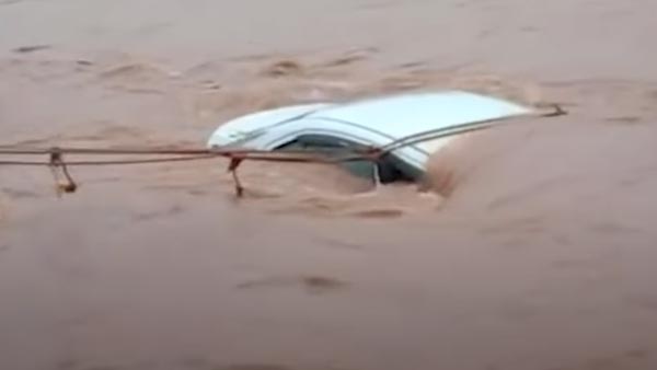 ಆಪದ್ಬಾಂದವರಾದ ಸ್ಥಳೀಯರು, ಸ್ವಲ್ಪದರಲ್ಲೇ ಸಾವಿನಿಂದ ಪಾರಾದ ನವ ದಂಪತಿ